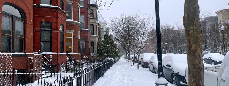 In Washington wachten die Menschen am Morgen mit jeder Menge Schnee auf.  - Foto: Lena Klimkeit/dpa