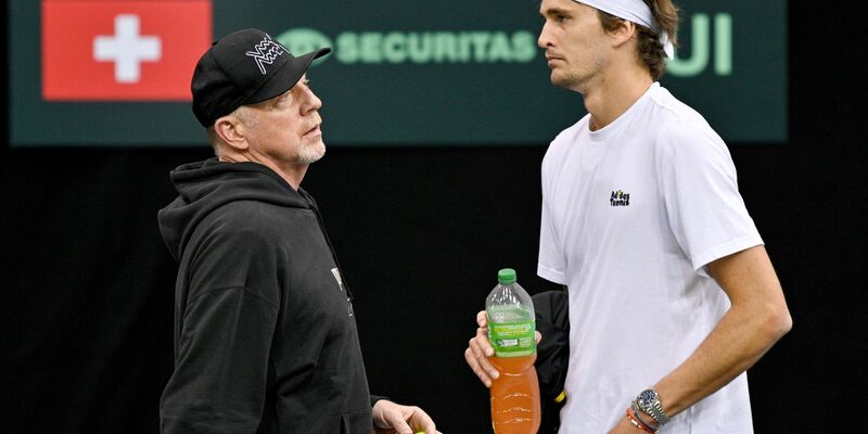 Boris Becker sieht den Druck auf Alexander Zverev steigen. - Foto: Harald Tittel/dpa
