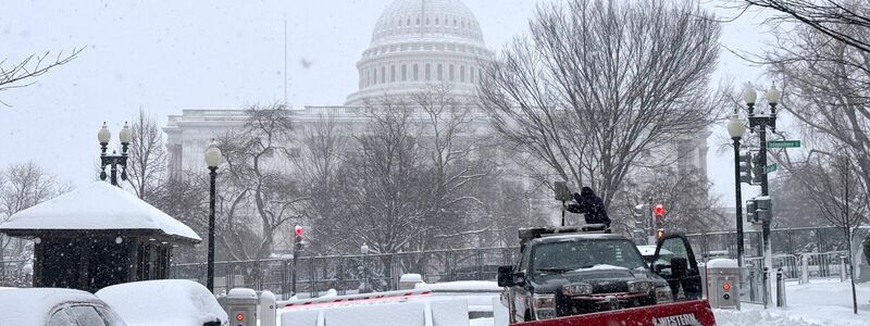 Am abgesperrten US-Kapitol geht es ruhig zu - die Nacht hat jede Menge Schnee gebracht.  - Foto: Luzia Geier/dpa