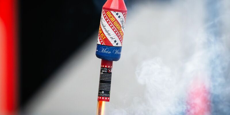 Die brennende Rakete beschädigte in der Wohnung Möbel, verletzt wurde niemand. (Symbolbild) - Foto: Soeren Stache/dpa