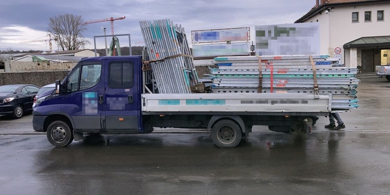 POL-WE: + Lkw deutlich überladen + Schmuck erbeutet + Durch Fenster eingestiegen + Einbruch in Einfamilienhaus + Reifen zerstochen, Scheiben eingeschlagen + Windschutzscheibe beschädigt + - Foto: presseportal.de