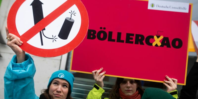 Die symbolische Kiste mit der Petition. - Foto: Sebastian Christoph Gollnow/dpa