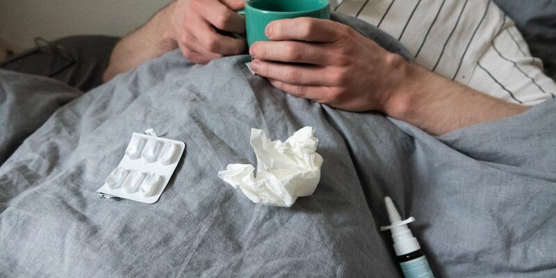 Wegen Ärztemangels hat der italienische Dorfbürgermeister Antonio Tarchia das Kranksein kurzerhand verboten. (Foto Illustration) - Foto: Philip Dulian/dpa