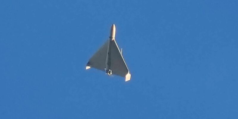 Mit einer russischen Kamikaze-Drohne soll der Betriebsbus im ukrainischen Gebiet Dnipropetrowsk beschossen worden sein. (Archivbild) - Foto: Efrem Lukatsky/AP/dpa