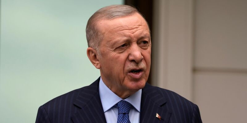 Der türkische Präsident Recep Tayyip Erdogan spricht verschlüsselte Drohungen aus. (Archivbild) - Foto: Khalil Hamra/AP/dpa