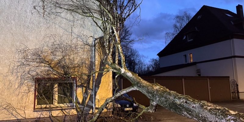 FW-BO: Sturm über Bochum - Feuerwehr Bochum seit 14:00 Uhr im Dauereinsatz - Briefträgerin mit Glück im Unglück - Foto: presseportal.de