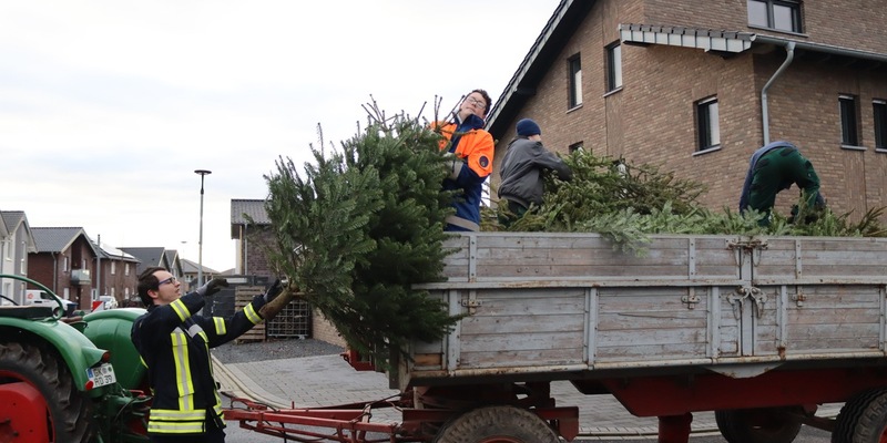 FW Gangelt: Abholung der Weihnachtsbäume durch die Jugendfeuerwehr - Foto: presseportal.de