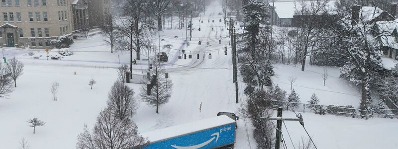 Das Winterwetter sorgt für Verkehrschaos.  - Foto: Joshua A. Bickel/AP/dpa