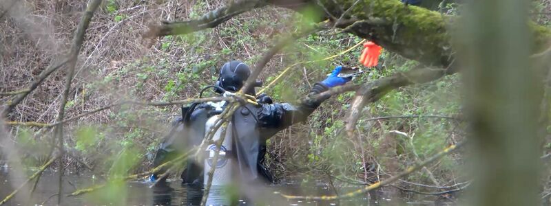 Kurz nach dem Fund der Leiche der Mutter des Babys im März 2024 wurde auch die Leiche der Großmutter in einem Teich in der Nähe von Karlsruhe entdeckt. (Archivbild) - Foto: René Priebe/dpa