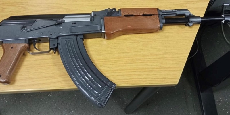 BPOL NRW: 25-Jähriger mit echt aussehendem Sturmgewehr im Regionalexpress - Bundespolizei stellt Verdächtigen - Foto: presseportal.de