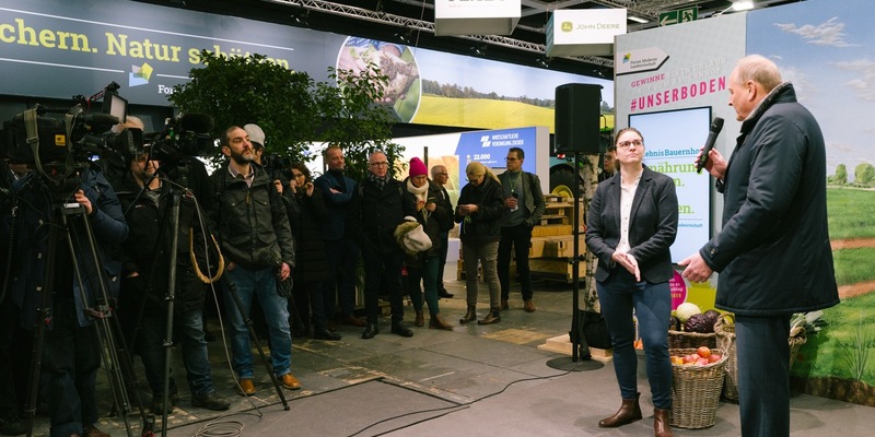 Reminder: Moderne Landwirtschaft auf dem ErlebnisBauernhof der Grünen Woche 2025 - Foto: presseportal.de