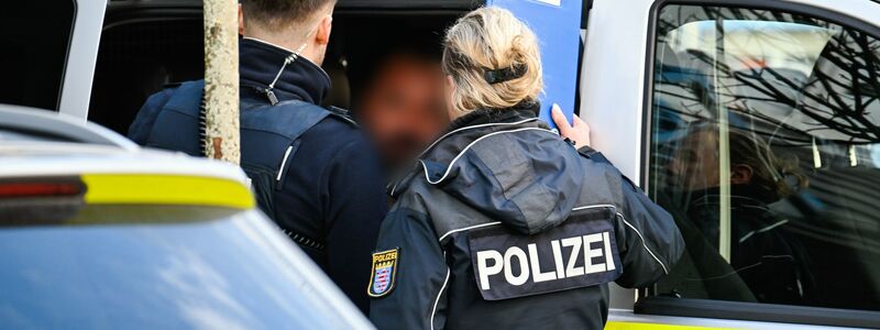 Der mutmaßliche Täter wurde nach der Festnahme in ein Polizeiauto gebracht. - Foto: Uwe Anspach/dpa