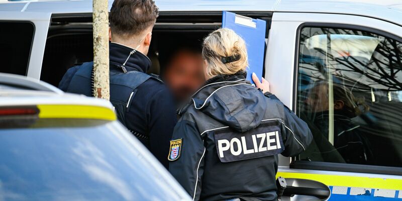 Dem Tatverdächtigen von Rimbach wird Geiselnahme vorgeworfen. Er wurde in Untersuchungshaft genommen. - Foto: Uwe Anspach/dpa