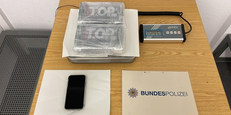 BPOL NRW: Fahndungserfolg im Rahmen der Grenzkontrollen: 33-Jähriger mit 2,4 Kilogramm Kokain im Wert von 178.000 EUR auf der Autobahn 52 festgenommen - Foto: presseportal.de