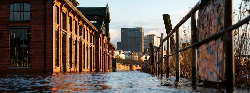 Die erste Sturmflut des Jahres wurde am Fischmarkt in Hamburg gemessen.  - Foto: Jonas Walzberg/dpa