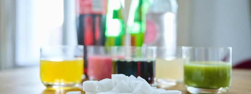 Zwei unterschiedliche Arten Softdrinks mit Eiswürfeln stehen auf einem Tisch - Foto: Annette Riedl/dpa