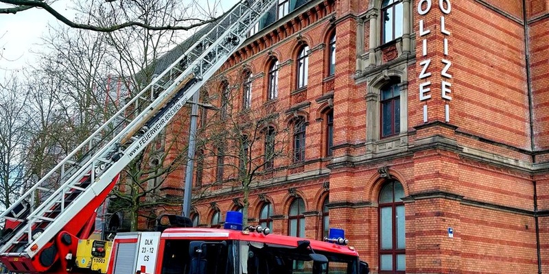 BPOL-HB: Sturmschäden am Dach von Polizeigebäude - Angrenzender Bahnsteig gesperrt - Foto: presseportal.de