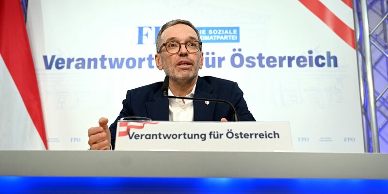 FPÖ-Chef Herbert Kickl stellt der konservativen ÖVP einige Bedingungen vor einer Zusammenarbeit - Foto: Helmut Fohringer/APA/dpa