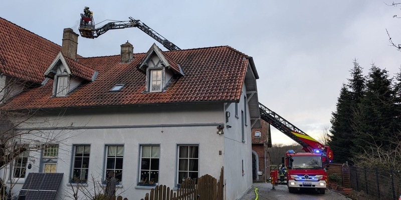 FW-WRN: FEUER_3 - LZ1 - LG2 - Ldf - Rauchentwicklung im Gebäude // Einweiser vor Ort - Foto: presseportal.de