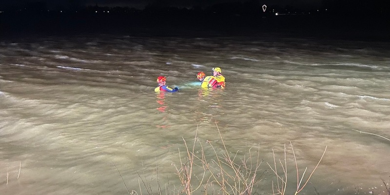 FW Xanten: PKW im Rhein - Aufwändige Bergung - Foto: presseportal.de