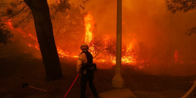 Tausende Menschen haben ihre Häuser verloren. - Foto: Etienne Laurent/FR172066 AP/AP/dpa