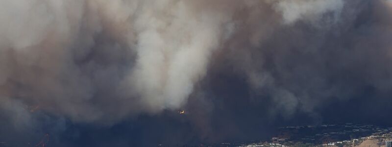 Ein Waldbrand im Westen von Los Angeles sorgt für dichten Rauch.  - Foto: Jonathan Alcorn/ZUMA Press Wire/dpa