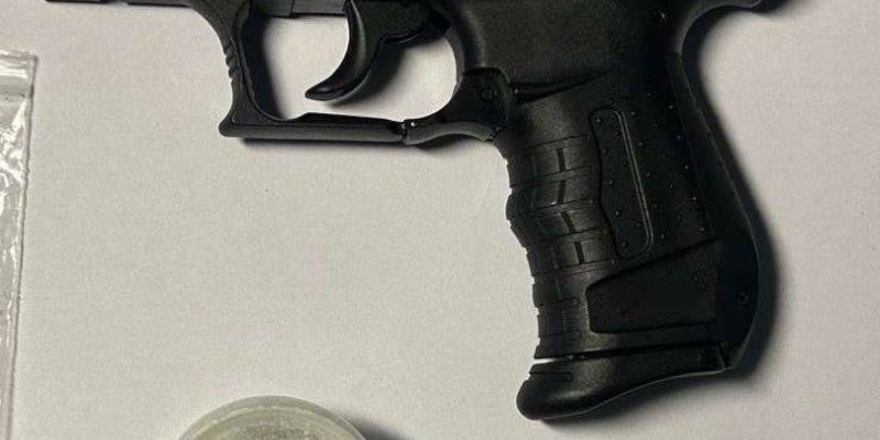 BPOL NRW: Drogen trotz kleinem Waffenschein - Bundespolizei stellt Pistole sicher - Foto: presseportal.de