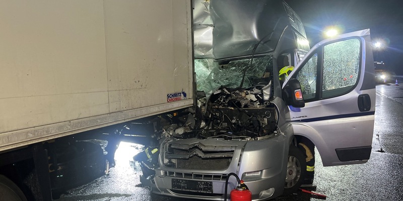 API-TH: Wohnmobil rutscht unter Sattelzug - Foto: presseportal.de