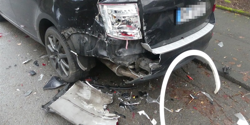 POL-GM: Hoher Sachschaden - Mann fährt in mehrere geparkte Autos - Foto: presseportal.de