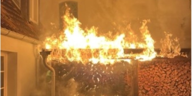 POL-HRO: Brennende Holzmiete an Einfamilienhaus in Ludwigslust - Foto: presseportal.de