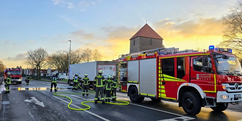FW-WRN: FEUER_2 - LKW 18 Tonnen, brennt an Achse - Foto: presseportal.de