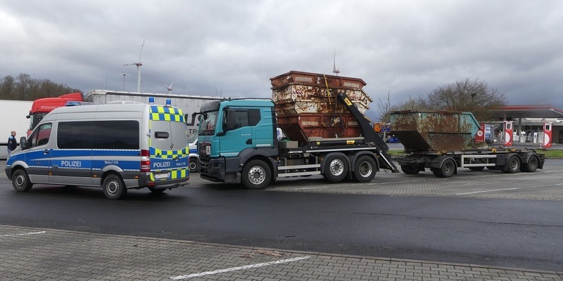 POL-OH: Zu hoch geladen und unzureichend gesichert - Lastzug-Kontrolle auf der A5 - Foto: presseportal.de