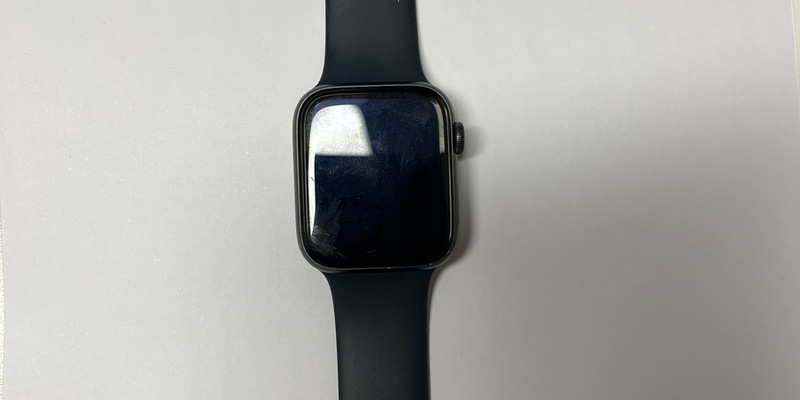 POL-HRO: Polizei sucht Besitzer einer Smart-Watch nach einer Raubstraftat in Güstrow - Wem gehört die abgebildete Uhr? - Foto: presseportal.de