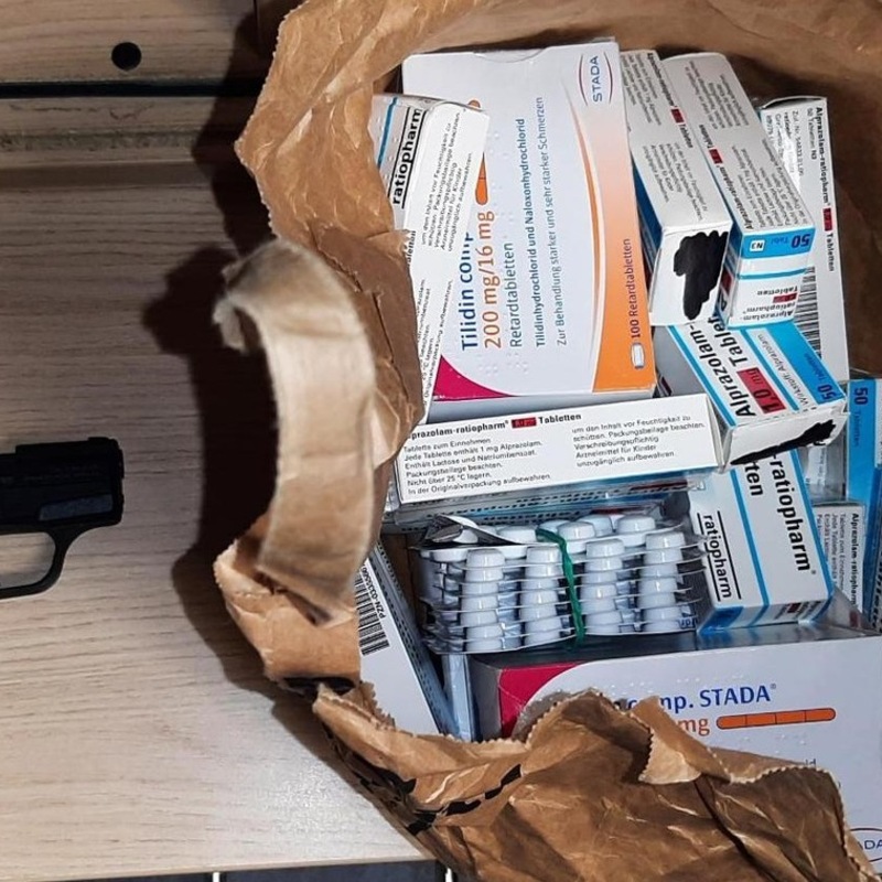 BPOLI MD: Bundespolizisten stellen 20-Jährigen mit geladener Schreckschusswaffe, Vielzahl an verschreibungspflichtigen Medikamenten sowie eine Menge Bargeld - Foto: presseportal.de