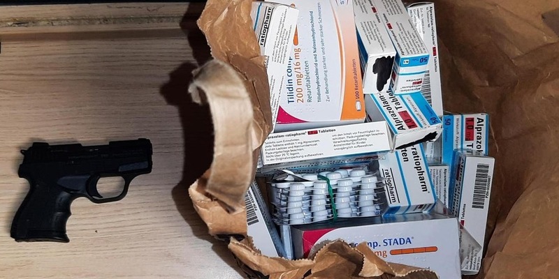 BPOLI MD: Bundespolizisten stellen 20-Jährigen mit geladener Schreckschusswaffe, Vielzahl an verschreibungspflichtigen Medikamenten sowie eine Menge Bargeld - Foto: presseportal.de
