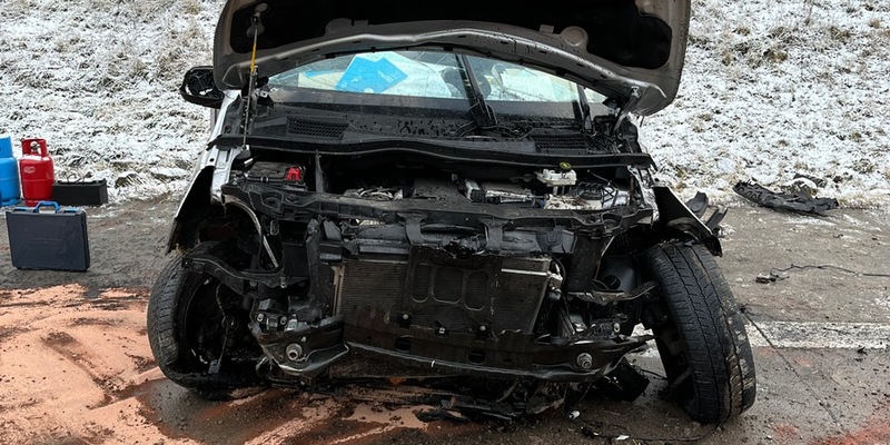 API-TH: Transporter überschlägt sich auf winterglatter Fahrbahn mehrfach - Foto: presseportal.de