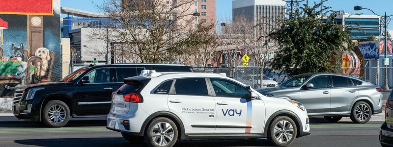 Vay Technology bringt Mietwagen ohne Fahrer im Auto zu den Kunden. - Foto: Andrej Sokolow/dpa