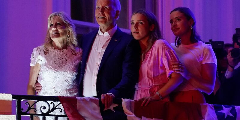 US-Präsident Joe Biden mit seiner Ehefrau Jill und den Enkelinnen Finnegan (2r) und Naomi. (Archivbild) - Foto: Patrick Semansky/AP/dpa