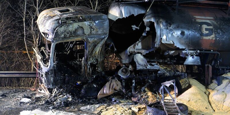 Ein Großaufgebot von Feuerwehr und Rettungskräften war im Einsatz.  - Foto: Jörn Hüneke/dpa