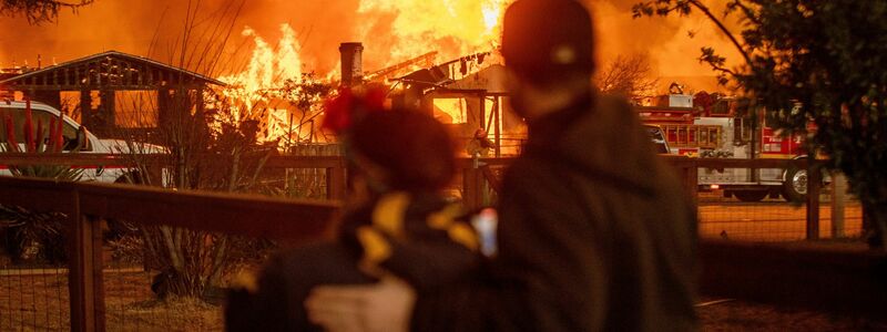 Tausende Einsatzkräfte kämpfen gegen Großbrände in Los Angeles, Hilfe kommt auch aus der Luft. (Foto aktuell) - Foto: Ethan Swope/AP/dpa