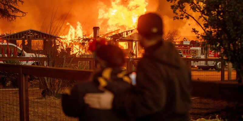 Die Löscharbeiten in den berühmten Hollywood Hills dauern an, die Behörden geben aber leichte Entwarnung. - Foto: Ethan Swope/AP/dpa