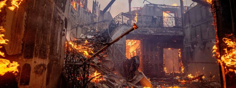 Die Feuer im Stadtteil Pacific Palisades von Los Angeles haben ein Wohnhaus niedergebrannt. - Foto: Ethan Swope/FR171736 AP/dpa