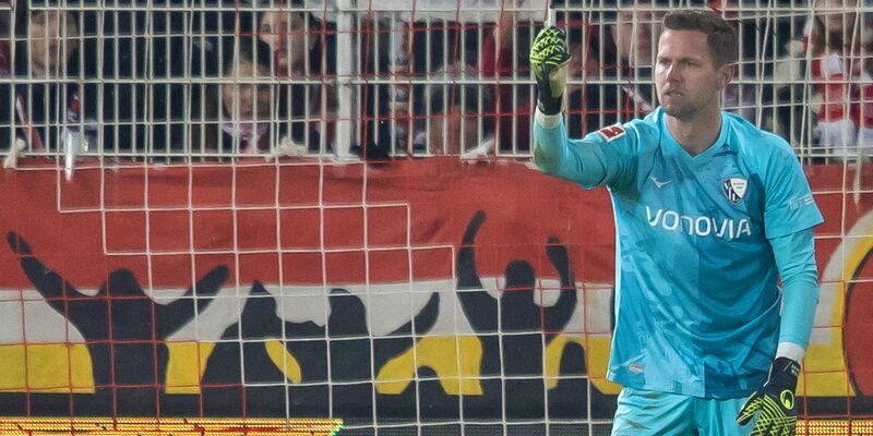 Bochums Keeper Patrick Drewes hält das Feuerzeug hoch, das ihn getroffen hat.


 - Foto: Andreas Gora/dpa