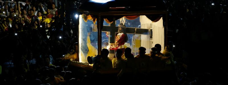 Viele Gläubige versuchen, den Wagen mit der Statue zu berühren. (Foto aktuell) - Foto: Basilio Sepe/AP/dpa