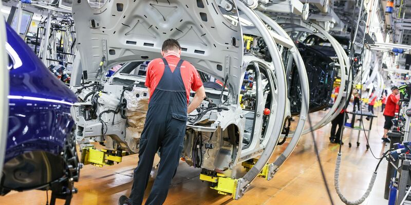 Der deutschen Autoindustrie fehlt es laut Ifo-Institut an Aufträgen. Mehr Unternehmen denken über Personalabbau nach. - Foto: Jan Woitas/dpa