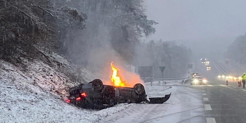 POL-PDKL: PKW gerät nach Überschlag in Brand.... - Foto: presseportal.de