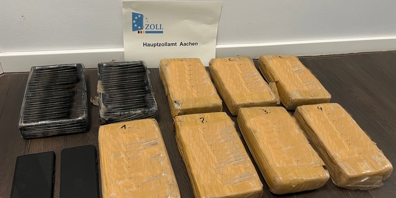 HZA-AC: Über zehn Kilo Kokain unter der Mittelkonsole: Aachener Zoll stoppt Drogenkurier auf der A 44 bei Aachen - Foto: presseportal.de