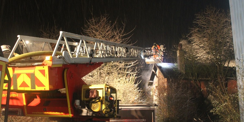 FF Bad Salzuflen: Feuer zerstört Bahngebäude / Freiwillige Feuerwehr Bad Salzuflen ist über Stunden mit 80 Kräften im Industriegebiet Holzhausen im Einsatz - Foto: presseportal.de