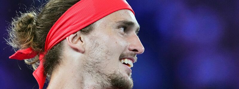 Alexander Zverev (l) und Novak Djokovic trafen kurz vor Start der Australian Open in einem Showmatch aufeinander. - Foto: Vincent Thian/AP/dpa