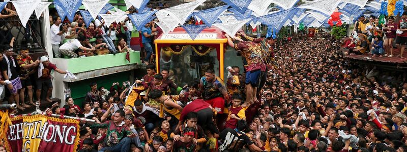 Der Andrang Gläubiger war auch in diesem Jahr riesig. - Foto: Basilio Sepe/AP/dpa